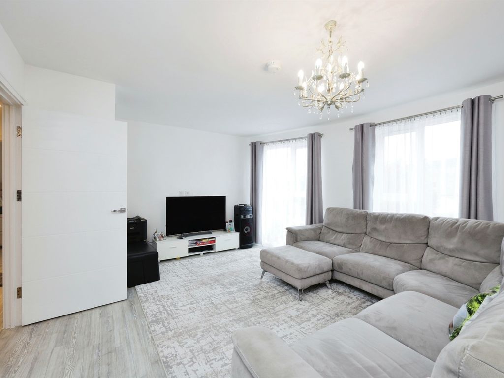 2 bed flat for sale in Rutland Street, High Wycombe HP11, £350,000