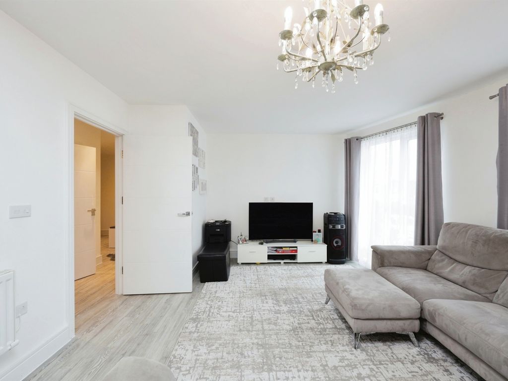 2 bed flat for sale in Rutland Street, High Wycombe HP11, £350,000