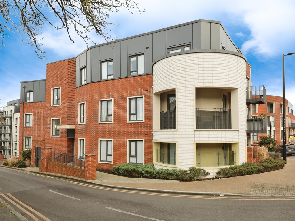 2 bed flat for sale in Rutland Street, High Wycombe HP11, £350,000