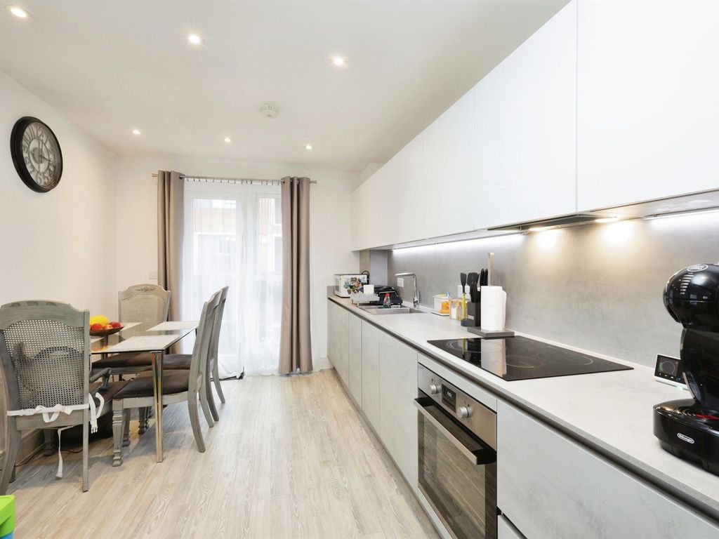 2 bed flat for sale in Rutland Street, High Wycombe HP11, £350,000