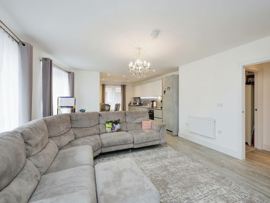 2 bed flat for sale in Rutland Street, High Wycombe HP11, £350,000