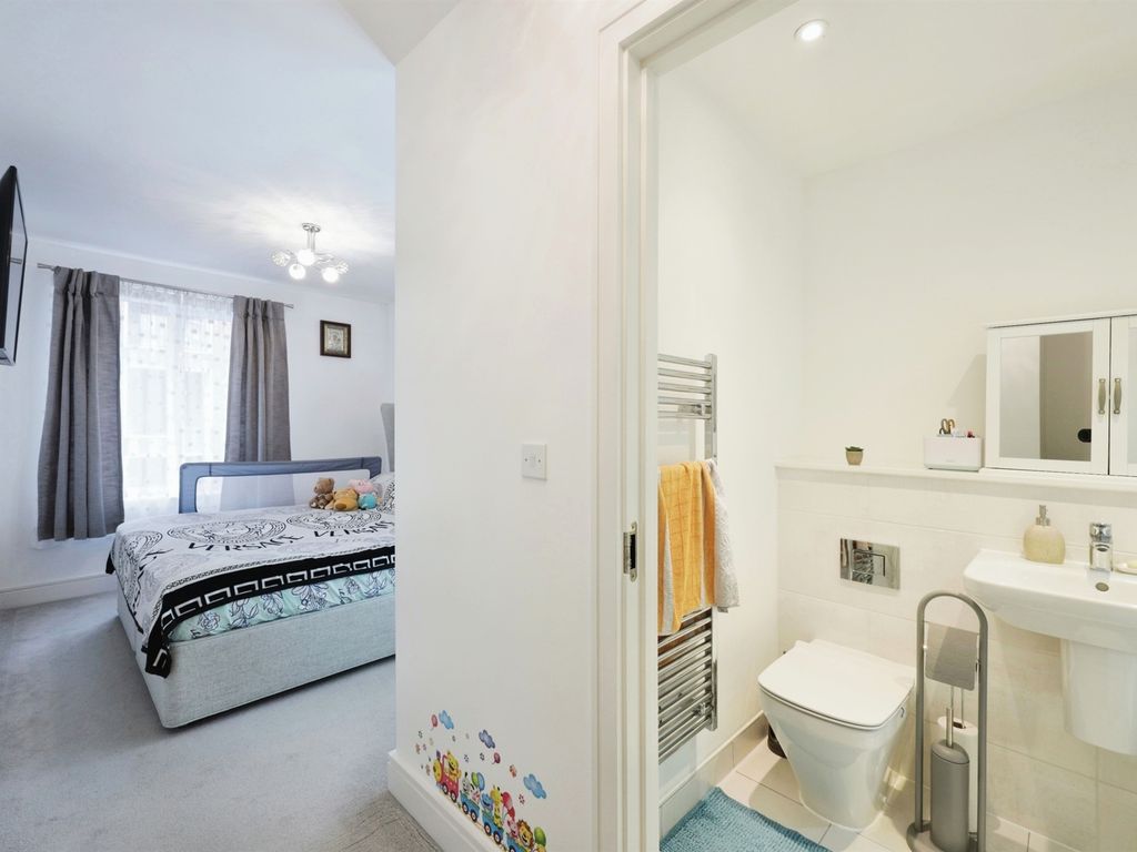 2 bed flat for sale in Rutland Street, High Wycombe HP11, £350,000