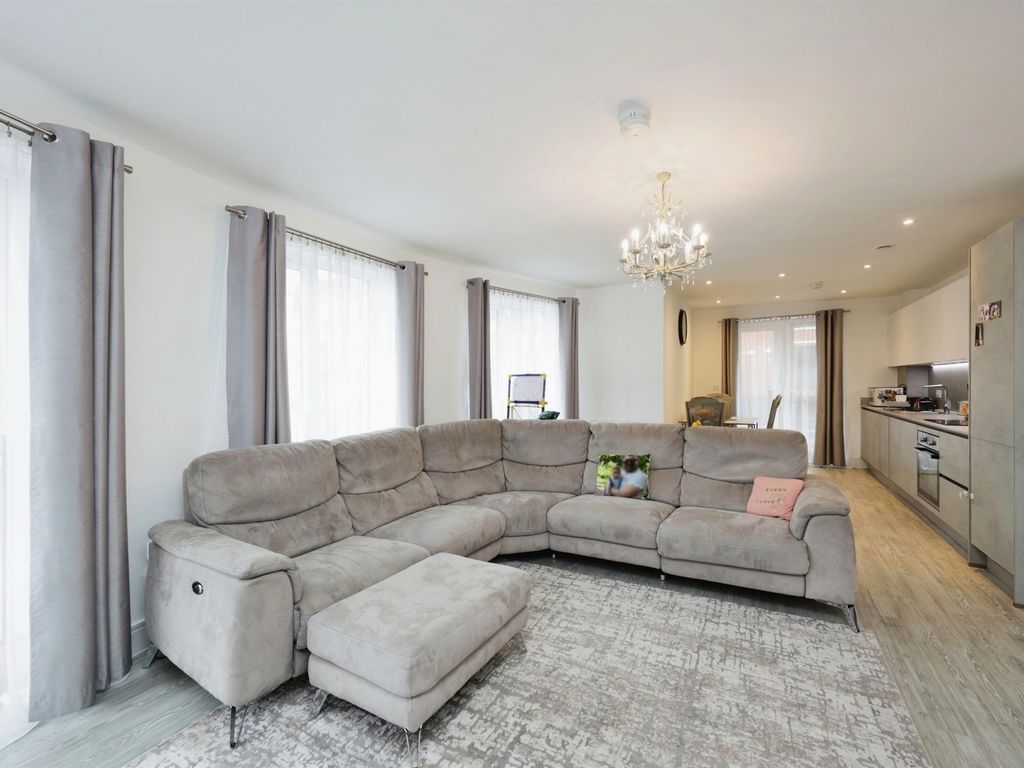 2 bed flat for sale in Rutland Street, High Wycombe HP11, £350,000