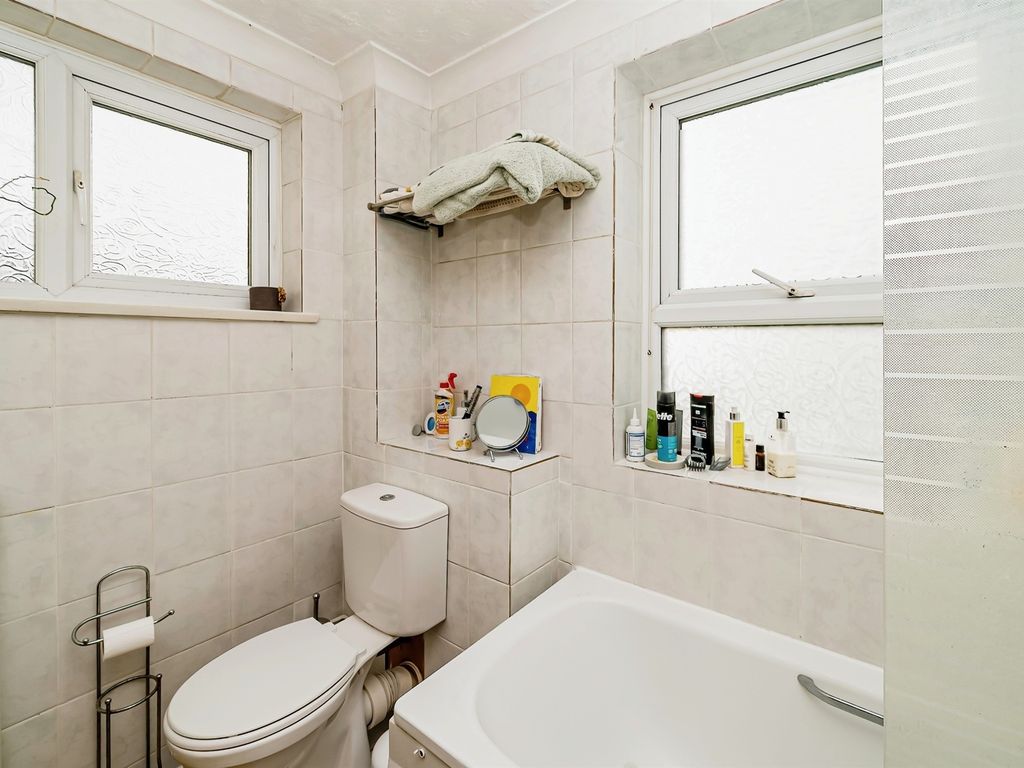 2 bed flat for sale in Radnor End, Aylesbury HP20, £200,000