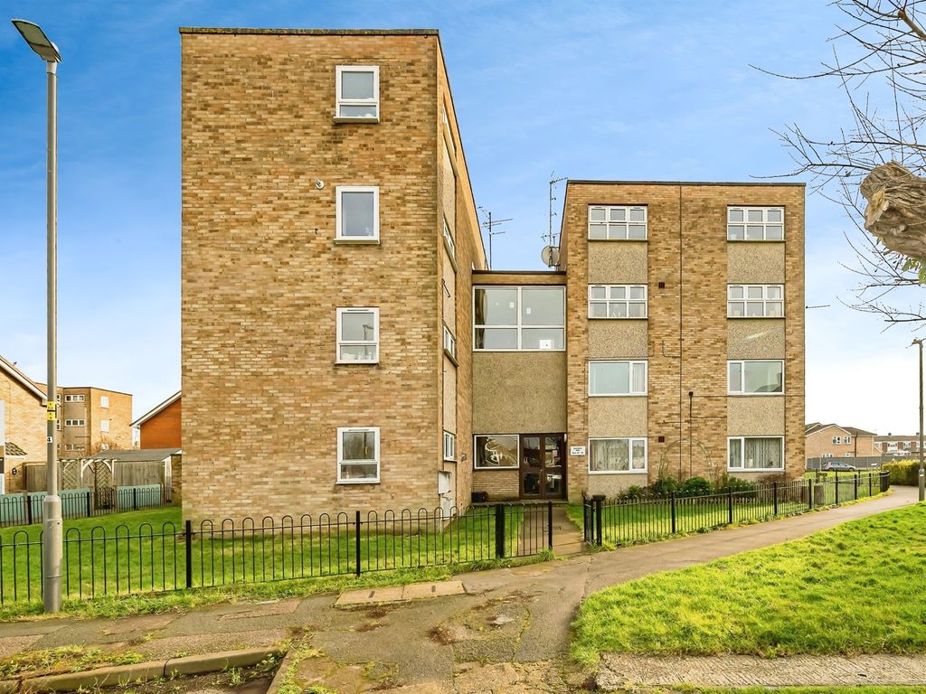 2 bed flat for sale in Radnor End, Aylesbury HP20, £200,000