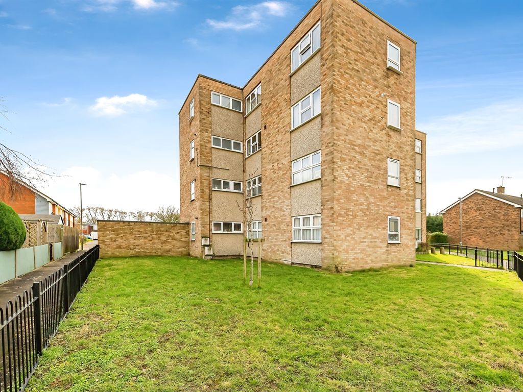 2 bed flat for sale in Radnor End, Aylesbury HP20, £200,000