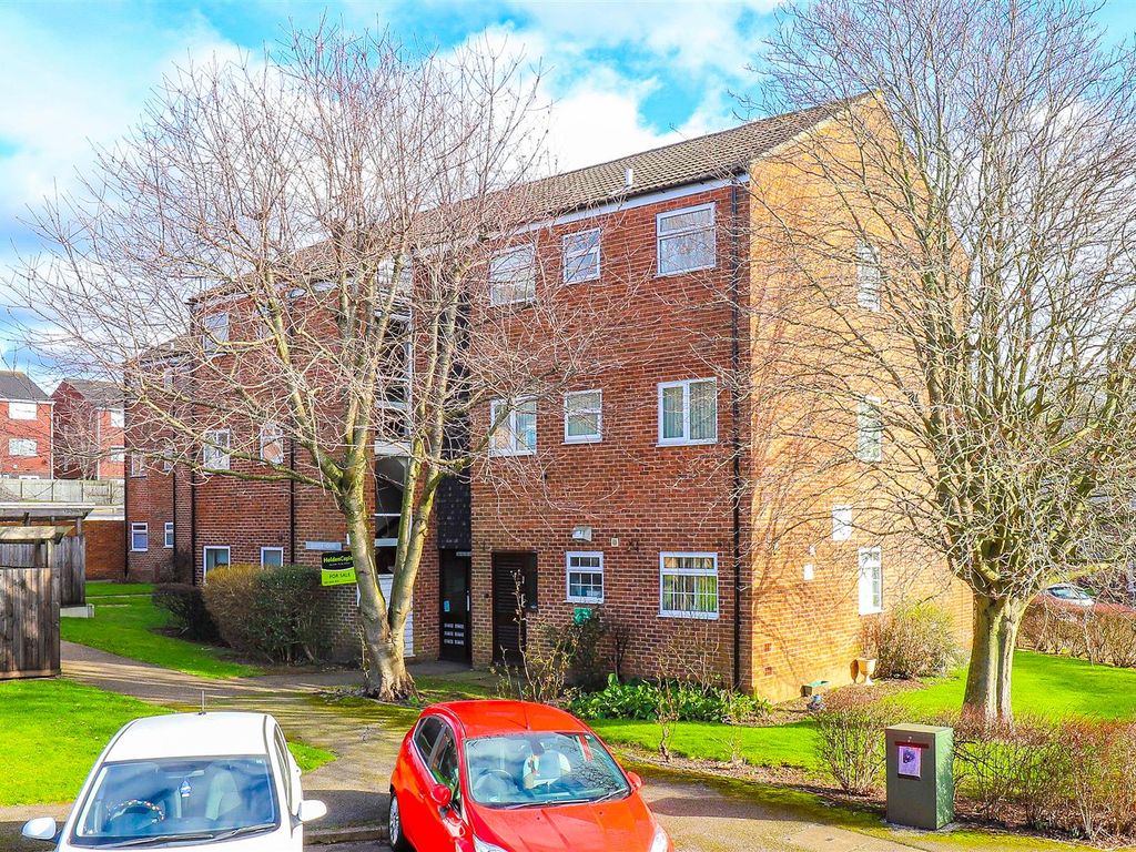 2 bed flat to rent in Glover House, Derwent Crescent, Arnold, Nottinghamshire NG5, £750 pcm