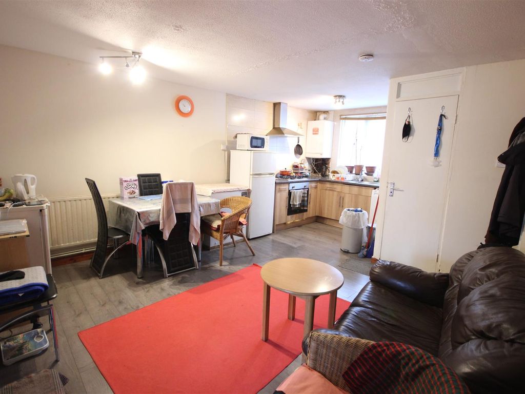 2 bed flat to rent in East Road, Burnt Oak, Edgware HA8, £1,550 pcm