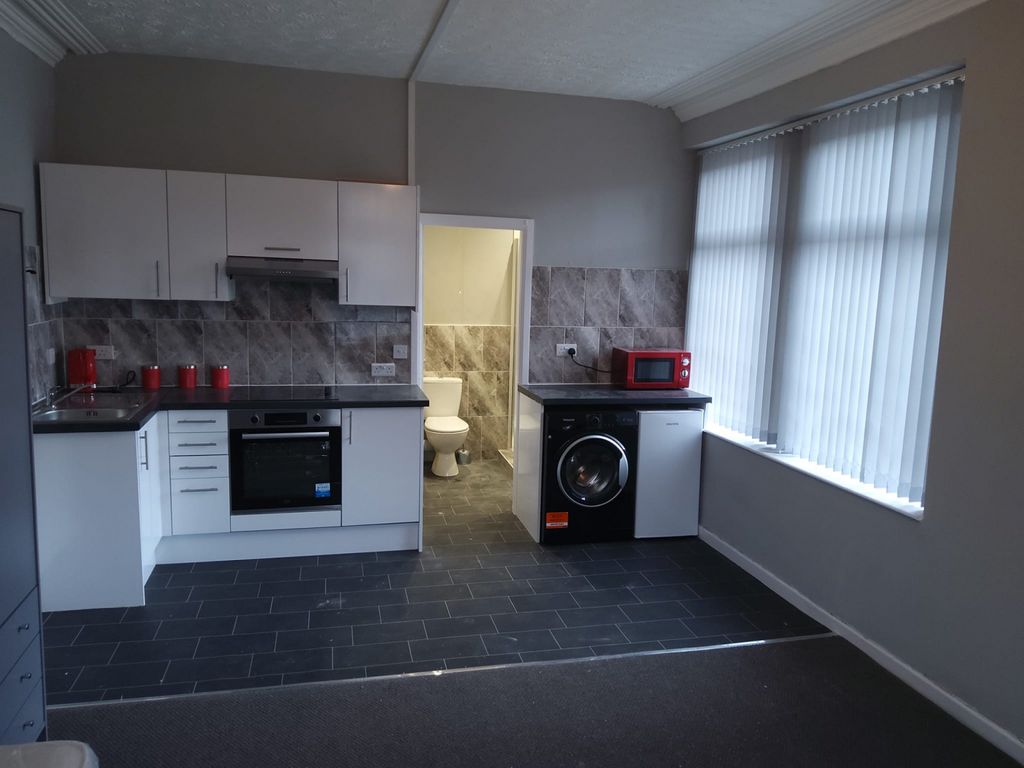 Studio to rent in Pontefract Road, Barnsley S71, £500 pcm