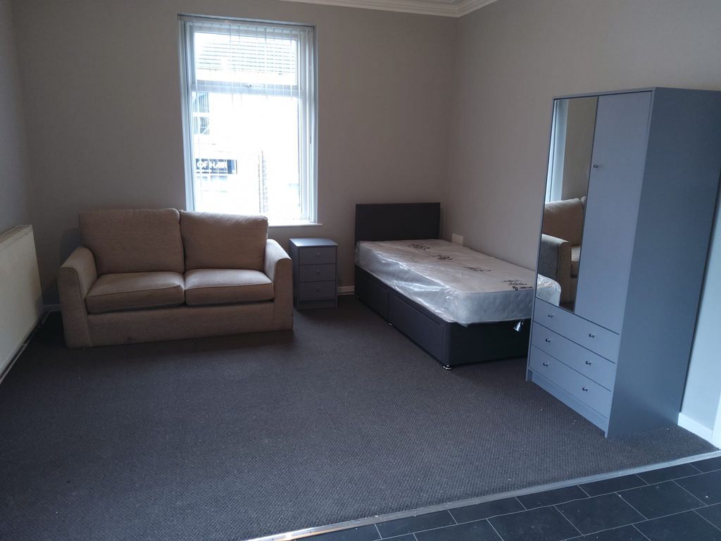 Studio to rent in Pontefract Road, Barnsley S71, £500 pcm