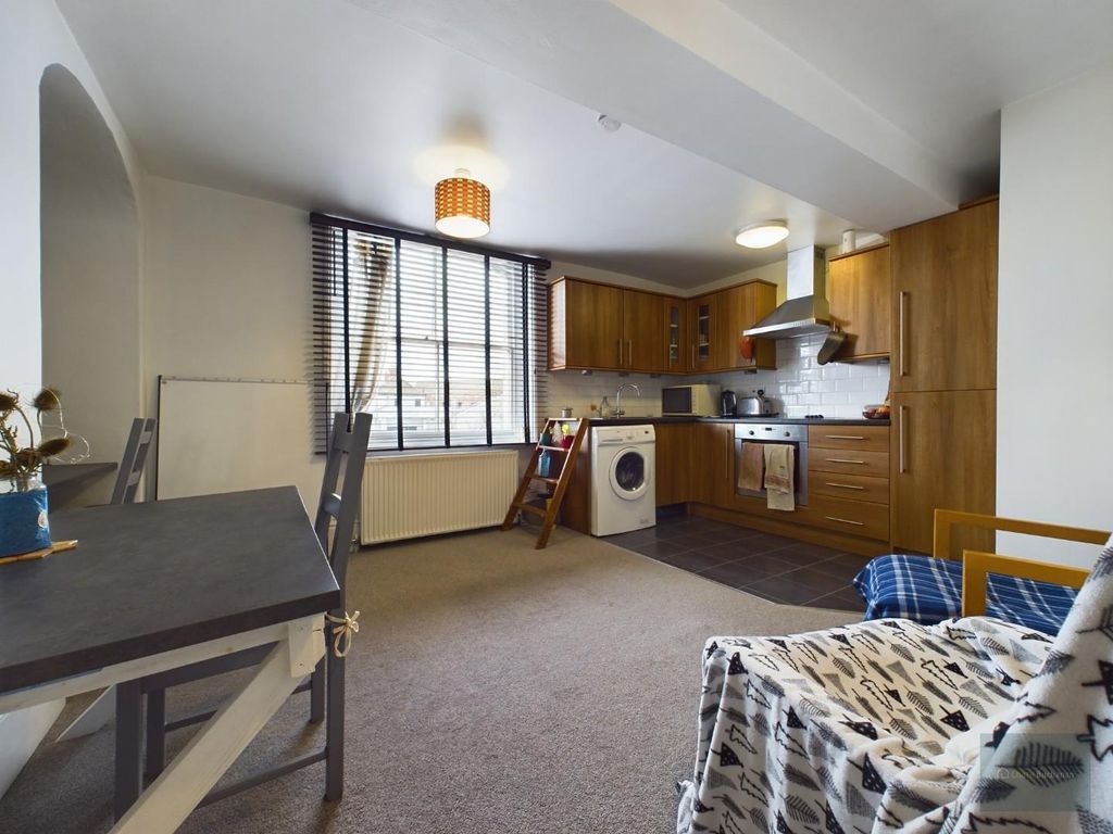 1 bed flat to rent in Hill Street, Trowbridge BA14, £700 pcm