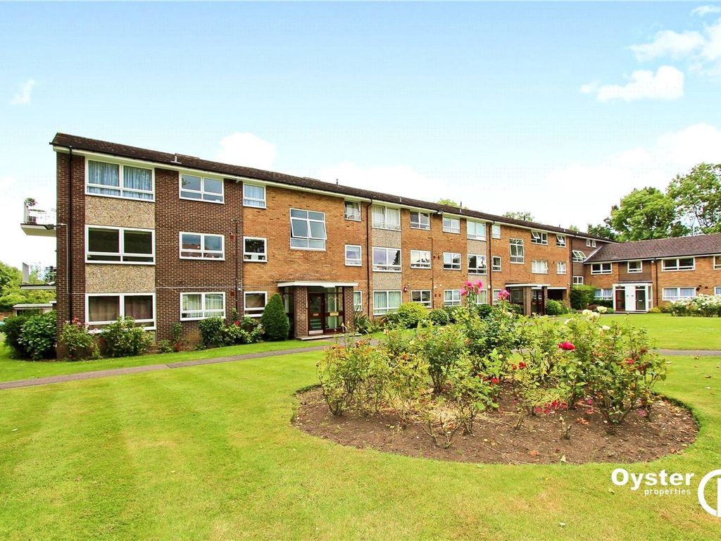 3 bed flat for sale in Gleneagles, Stanmore HA7, £700,000