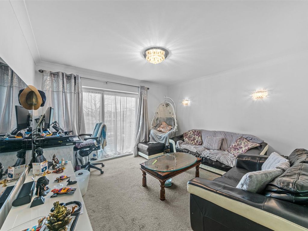 2 bed flat for sale in Devonshire Way, Hayes UB4, £325,000
