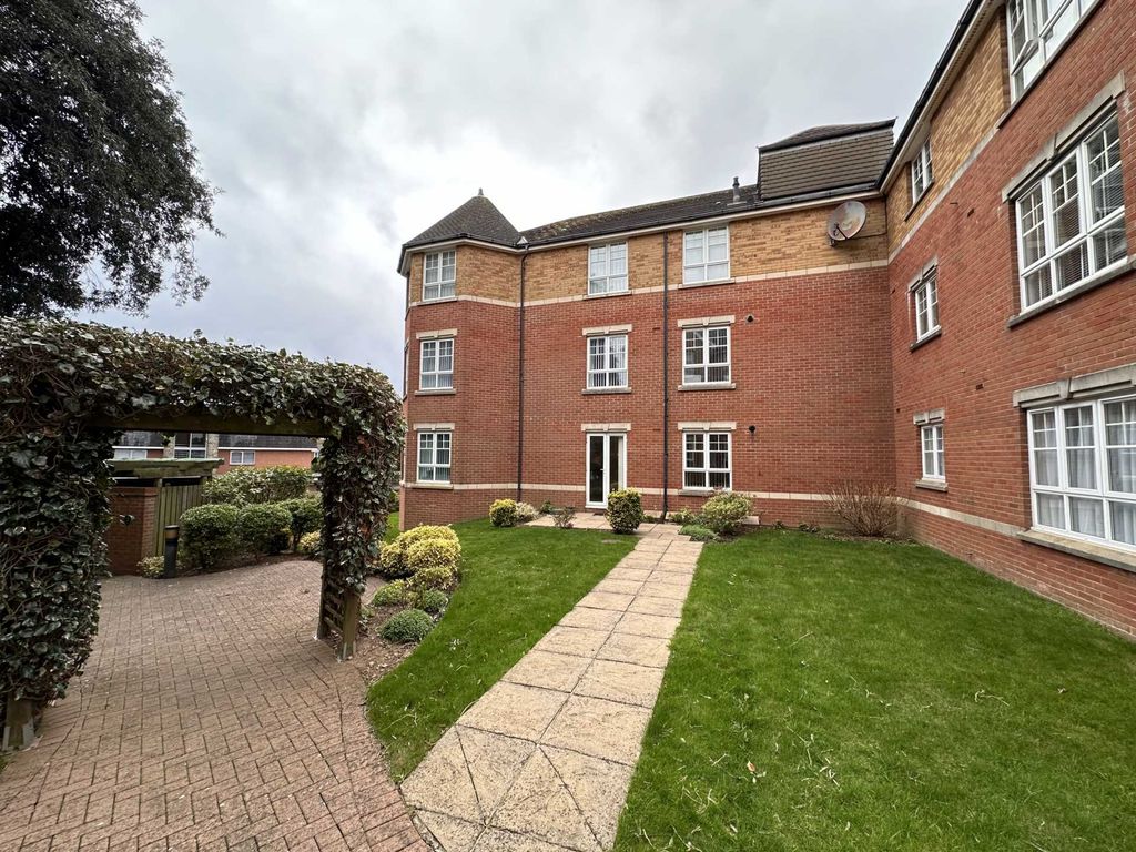 3 bed flat for sale in Cranford Avenue, Exmouth EX8, £260,000