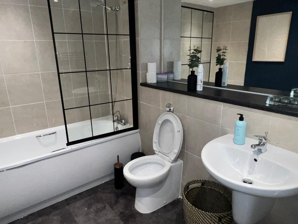 2 bed flat for sale in Newton Street, Manchester M1, £200,000