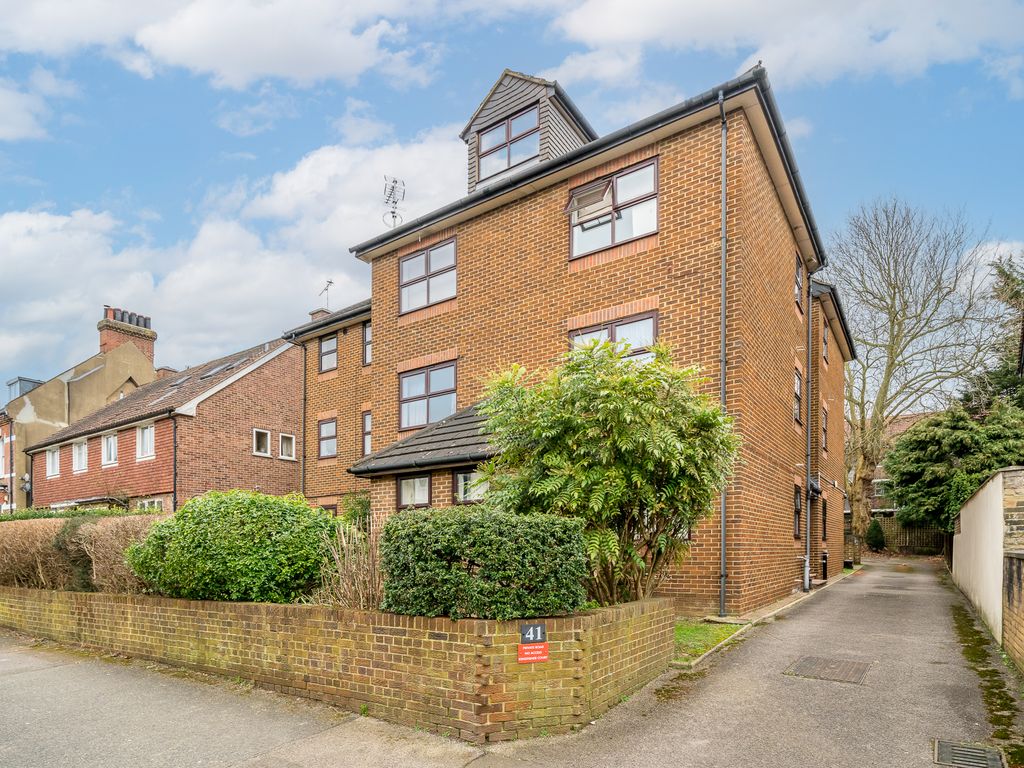 2 bed flat for sale in Lewin Road, Streatham SW16, £315,000