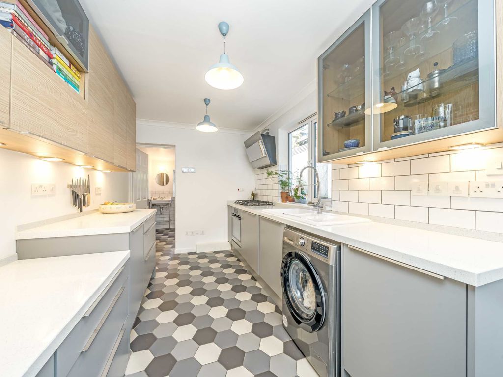 1 bed flat for sale in Driffield Road, London E3, £500,000