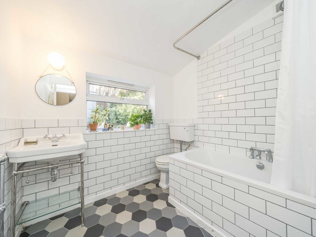 1 bed flat for sale in Driffield Road, London E3, £500,000