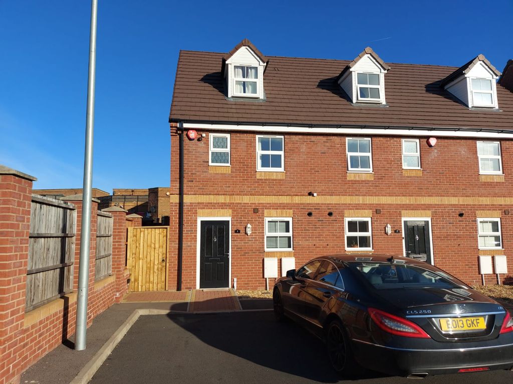 3 bed town house for sale in Cosens Drive, Cradley Heath B64, £280,000