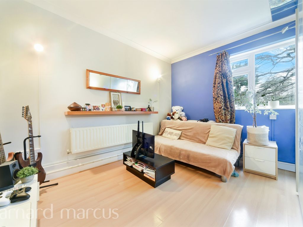1 bed flat for sale in Smithwood Close, London SW19, £260,000