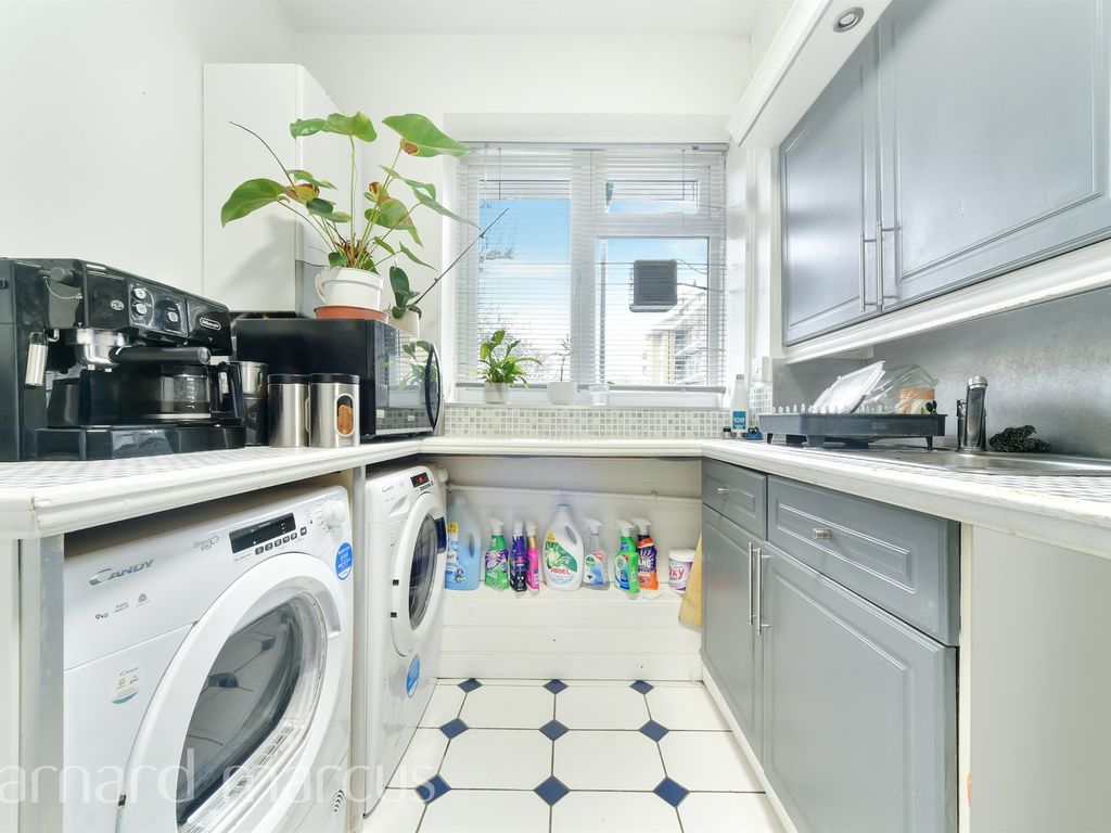 1 bed flat for sale in Smithwood Close, London SW19, £260,000