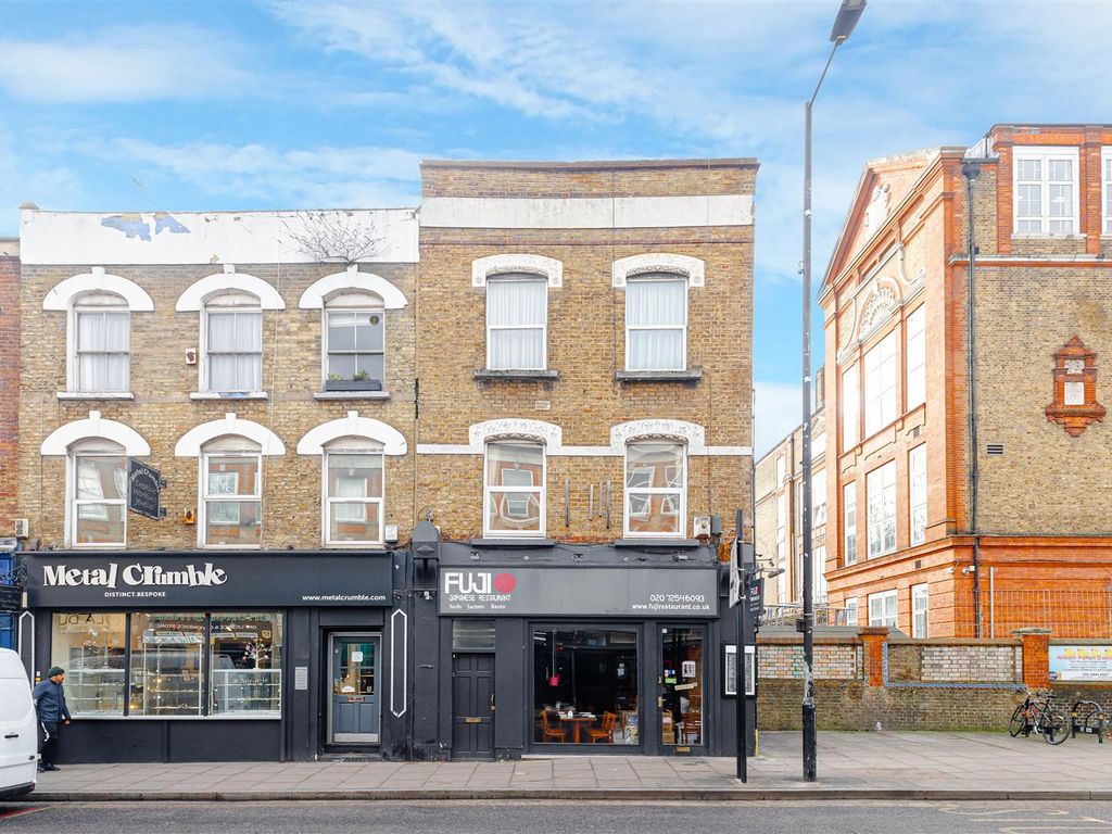 1 bed flat for sale in Stoke Newington Church Street, London N16, £400,000