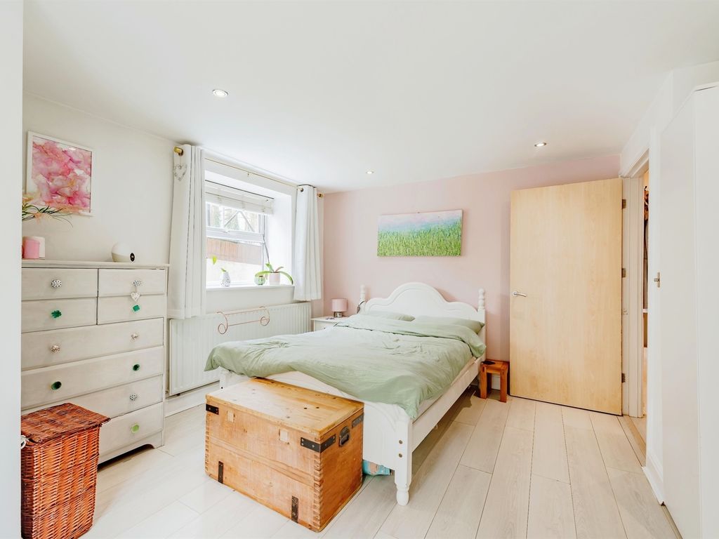 1 bed flat for sale in Nutfield Road, Redhill RH1, £230,000