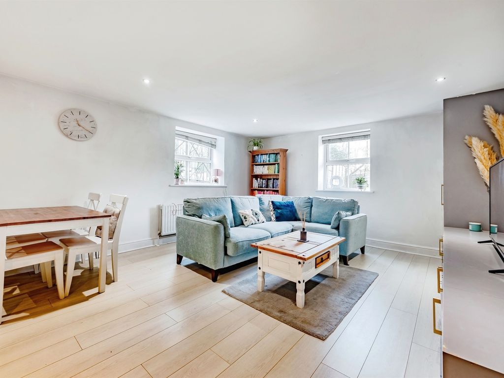 1 bed flat for sale in Nutfield Road, Redhill RH1, £230,000