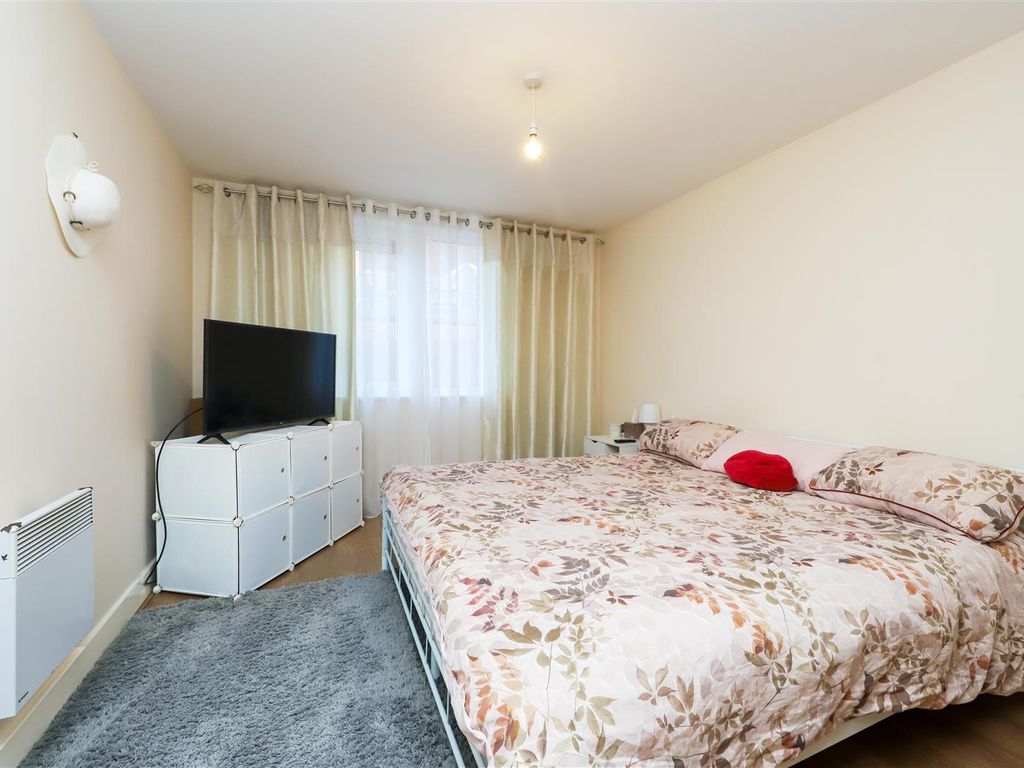 1 bed flat for sale in Redford Way, Uxbridge UB8, £280,000