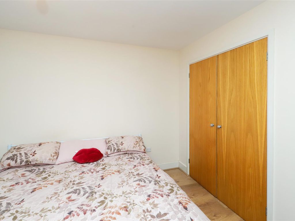 1 bed flat for sale in Redford Way, Uxbridge UB8, £280,000
