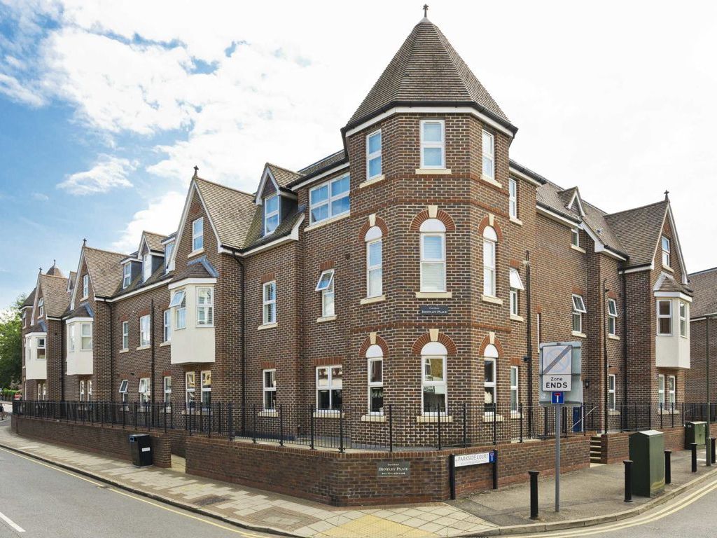 3 bed flat for sale in Baker Street, Weybridge KT13, £675,000