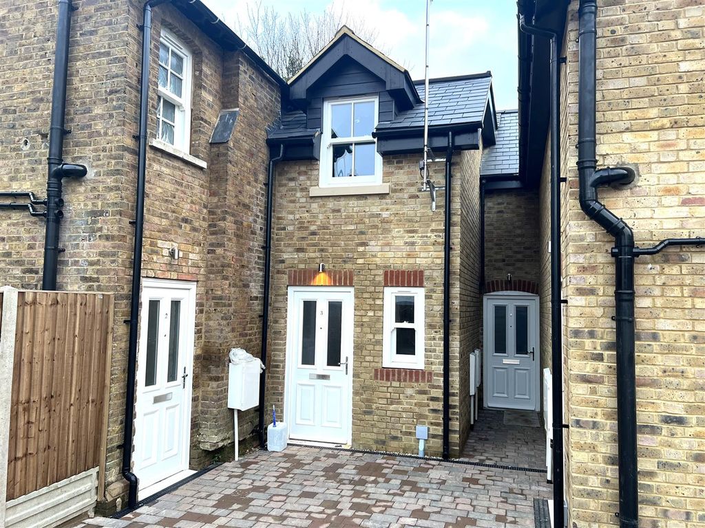 1 bed property to rent in Montague Mews, Northchrurch, Nr Berkhampstead HP4, £1,195 pcm
