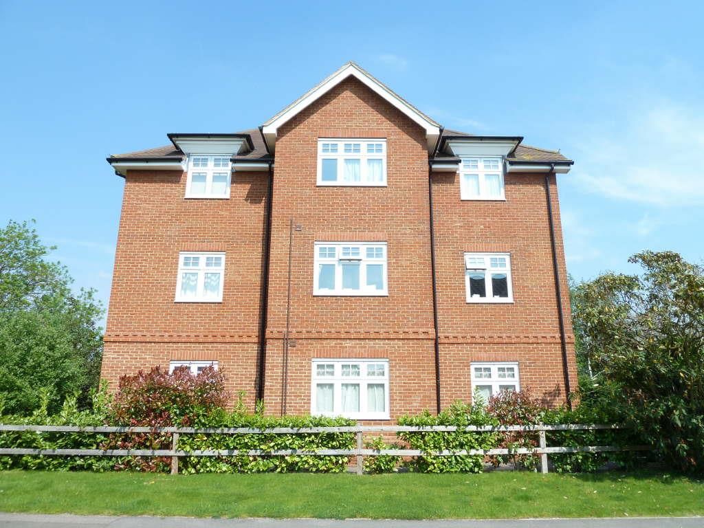 1 bed flat to rent in Alsager, Clements Mead, Leatherhead, Surrey KT22, £1,250 pcm