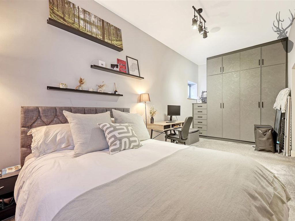 1 bed flat for sale in Stanley Road, London E4, £400,000