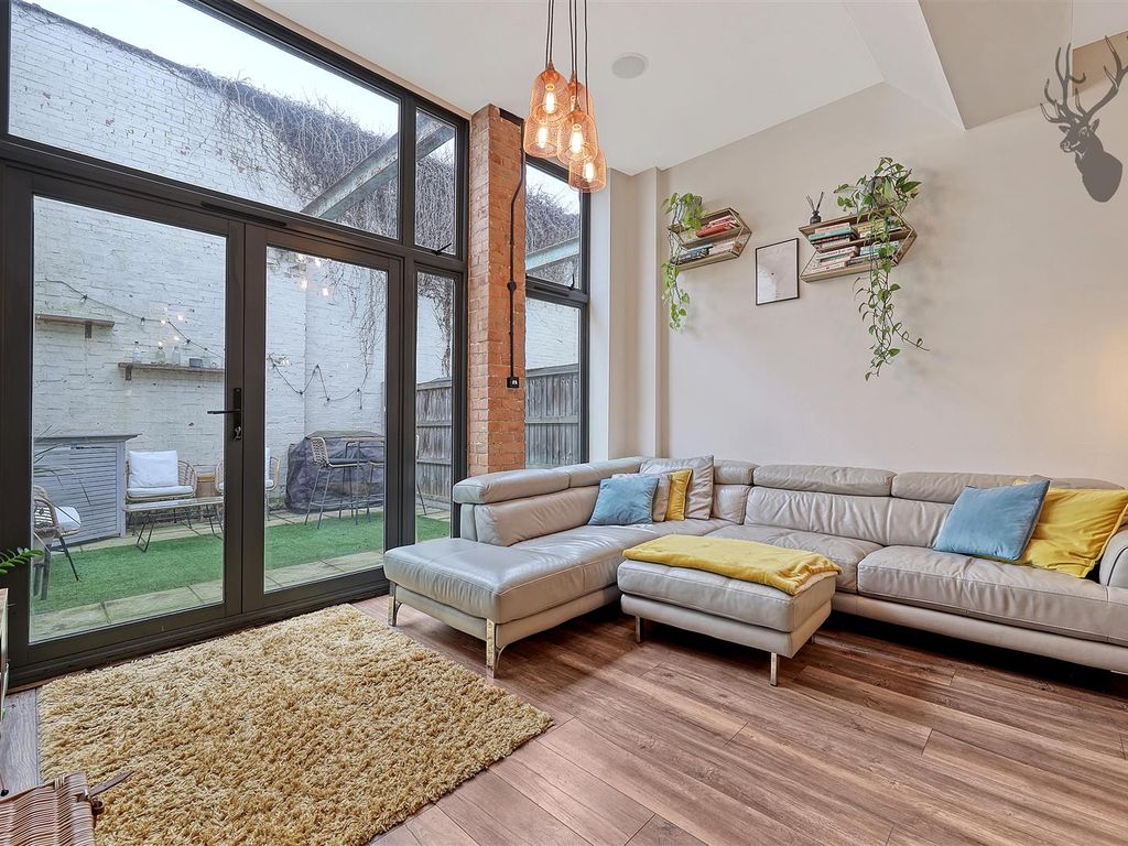1 bed flat for sale in Stanley Road, London E4, £400,000