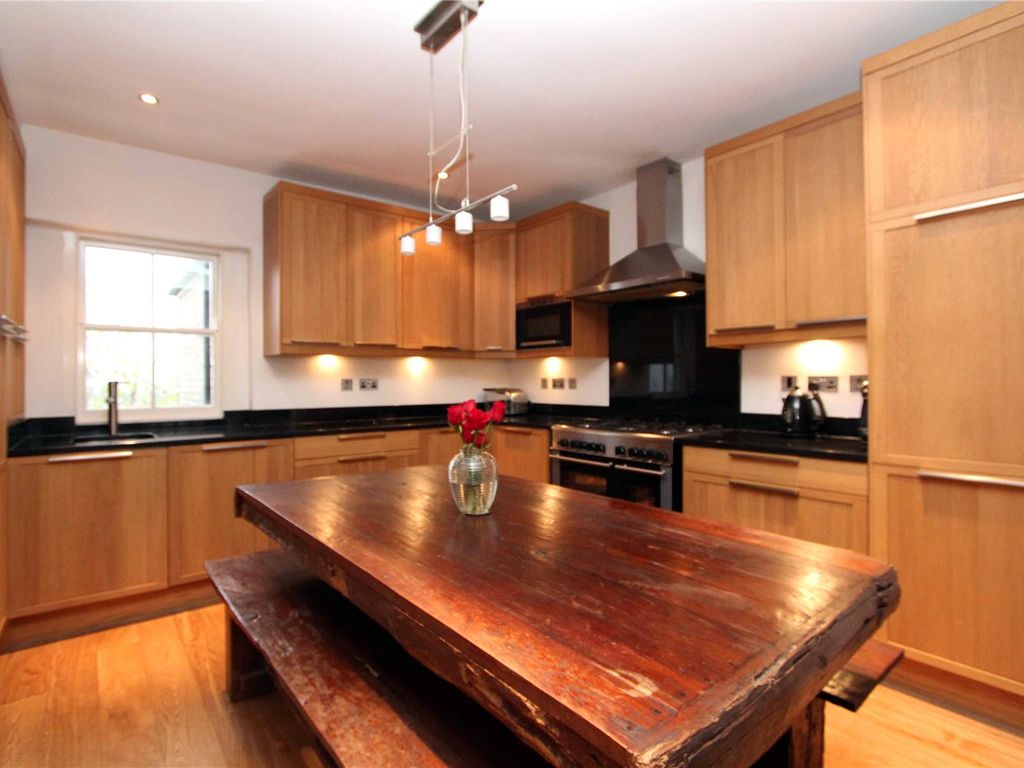 3 bed flat for sale in Alexandra Park Road, London N22, £775,000