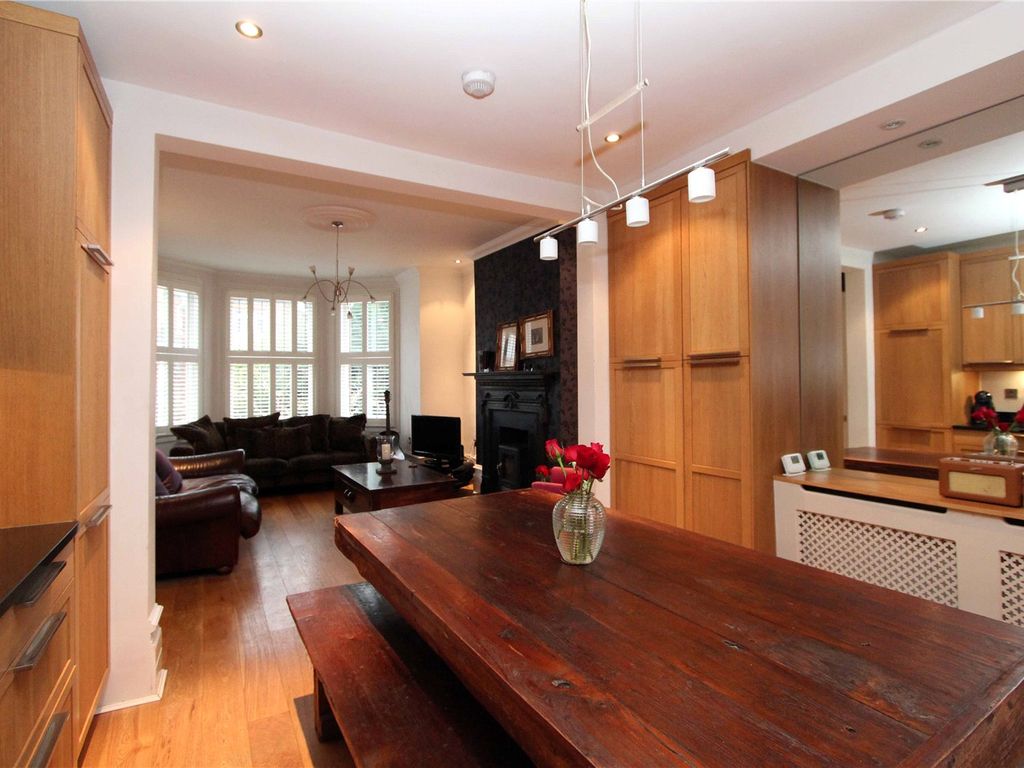 3 bed flat for sale in Alexandra Park Road, London N22, £775,000