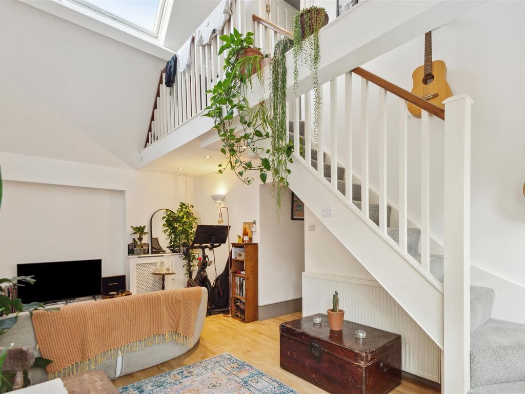 2 bed detached house for sale in Ramillies Road, London W4, £500,000