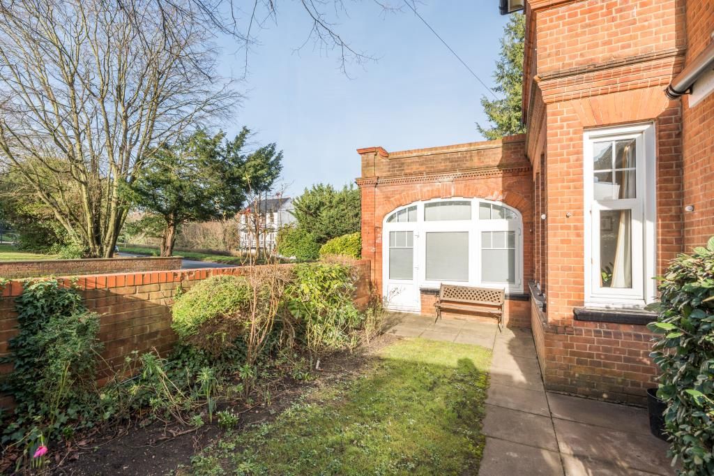 1 bed flat for sale in East Road, Maidenhead SL6, £100,000