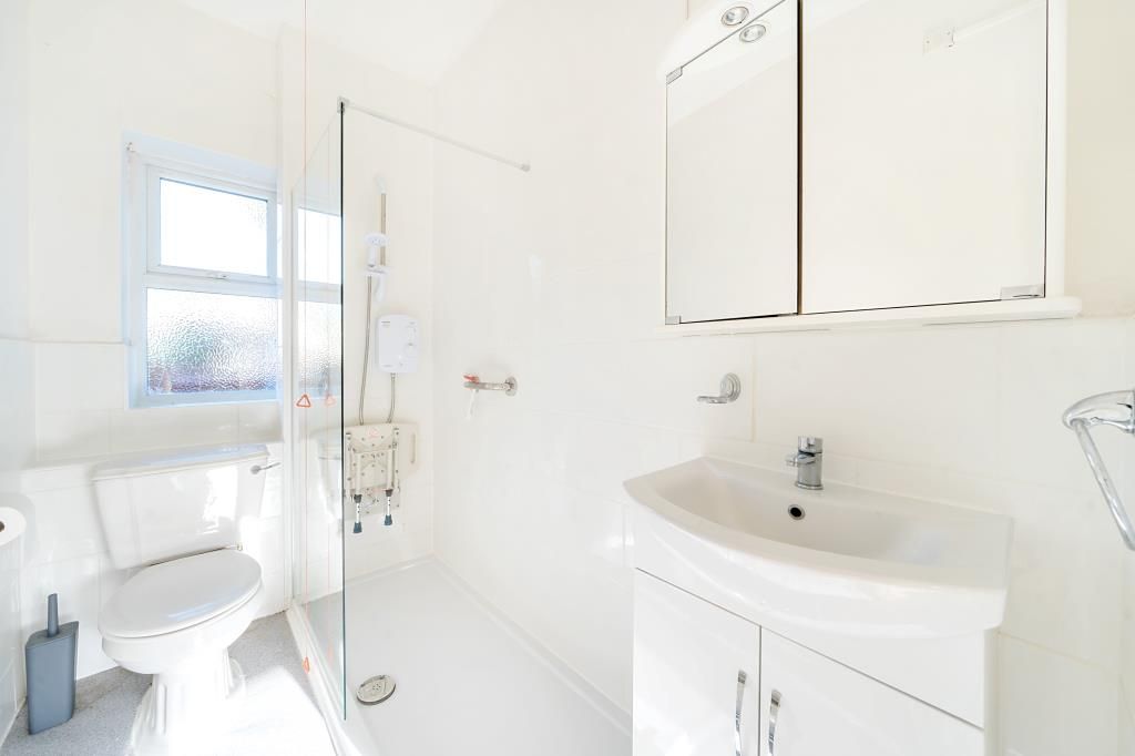 1 bed flat for sale in East Road, Maidenhead SL6, £100,000