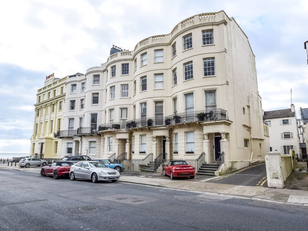 3 bed flat to rent in Lansdowne Place, Hove BN3, £4,500 pcm