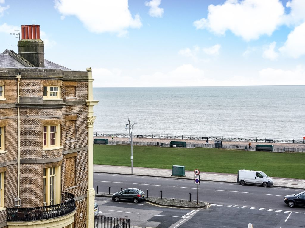 3 bed flat to rent in Lansdowne Place, Hove BN3, £4,500 pcm