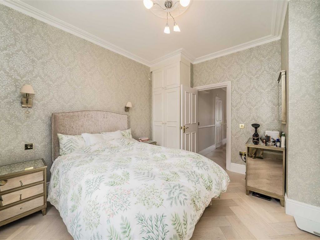 2 bed flat for sale in Cornwall Gardens, London SW7, £1,150,000