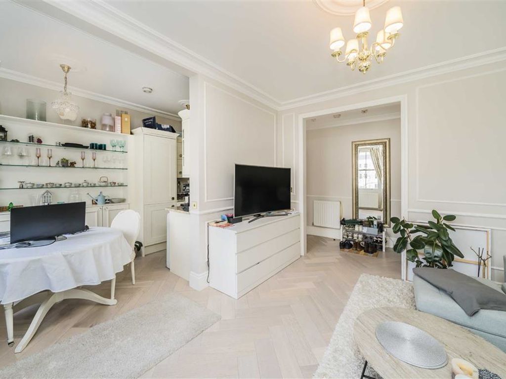 2 bed flat for sale in Cornwall Gardens, London SW7, £1,150,000