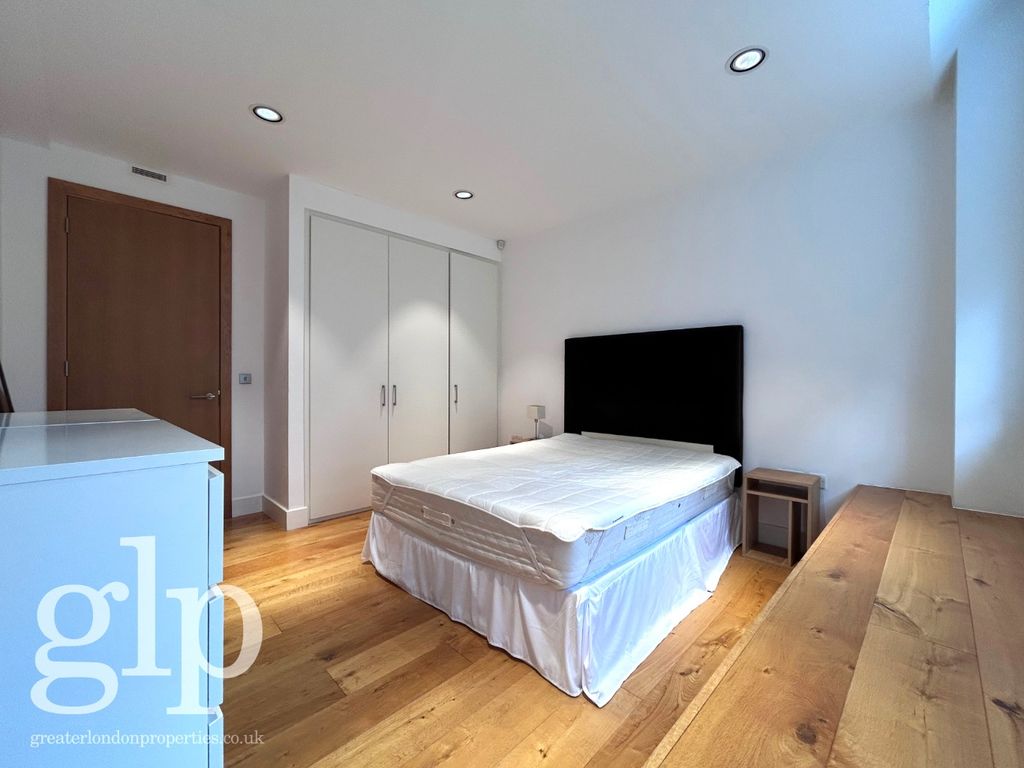 2 bed flat to rent in Great Titchfield Street, London W1W, £4,000 pcm