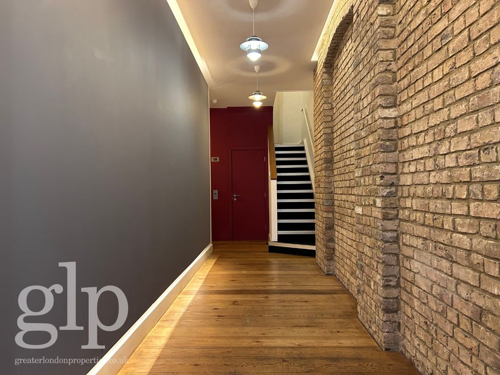 2 bed flat to rent in Great Titchfield Street, London W1W, £4,000 pcm