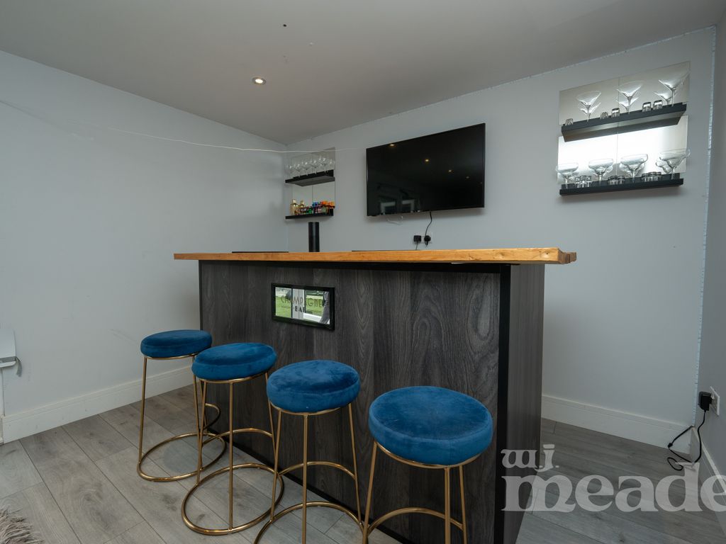 3 bed end terrace house for sale in New Road, London E4, £585,000