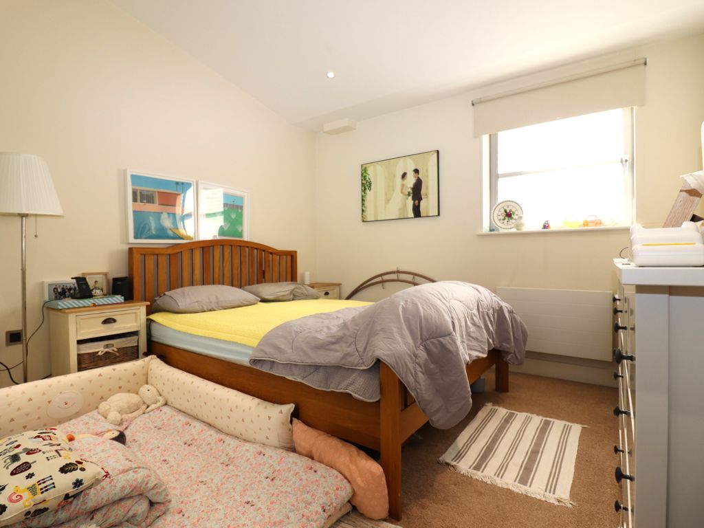 1 bed flat to rent in Barnsbury Lane, Surbiton KT5, £1,300 pcm