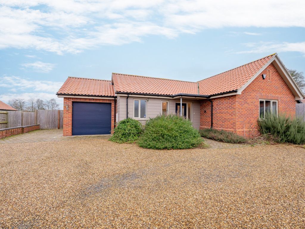 3 bed detached bungalow for sale in The Glade, Guist, Dereham NR20, £550,000