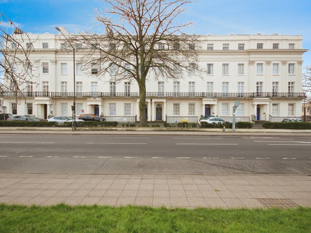 2 bed flat for sale in Clarence Terrace, Warwick Street, Leamington Spa CV32, £260,000